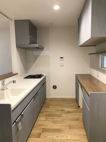 木のカウンタートップと古びた風合いのキッチン。ご主人の「男の料理」を奥様がサポートしたり、お子様と一緒にお菓子作りをしたりと「家族で楽しめるキッチン」です。