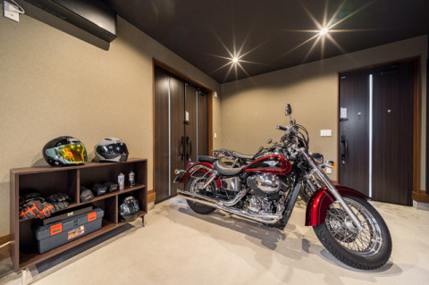 バイクの整備も土間で行えます。整備しながらも、LDKの家族と会話が楽しめるので、作業もはかどります。