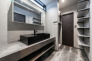 収納棚がたっぷり設置されて使い勝手のよい洗面室施工例。