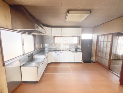 室内（2024年1月）撮影
広々とした独立型キッチン。勝手口も
付いてます。