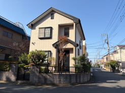 角地の特権、明るさと開放感に満ちた住まい。