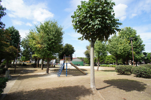 相川公園まで徒歩3分。身近に緑を感じながら、穏やかで心地よい暮らしを楽しめる環境です。