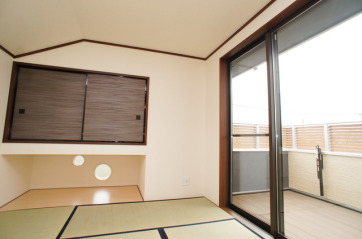 LDKと隣あった和室。来客時に使用するだけでなく、お子様のお昼寝の場所やアイロンがけやお洗濯物などを畳む場所としてフレシキブルに使用できそうです。