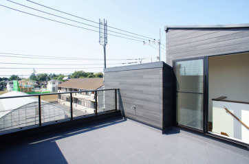 開放的な屋上空間。ちょっとしたテーブルやイスを置いて、夏の夜のバーベキューパーティなどを楽しめそうです。