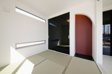 飾り床のダークな赤の壁紙がモダンな和室空間を演出しています。