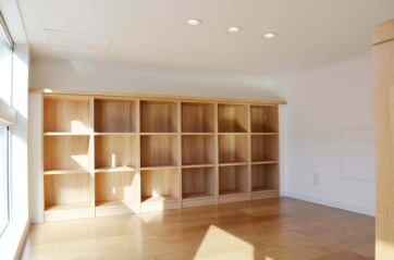 ロフト空間の壁面収納スペース。本の収納やコレクションボードとしても使用できる場所。家族だけのライブラリー空間です。