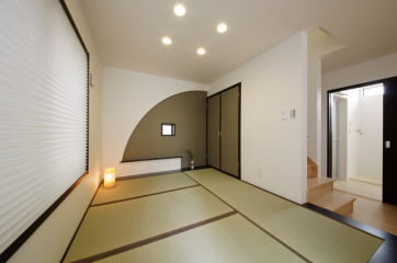 ＬＤＫ脇の和室スペース。飾り床もあり、モダンな雰囲気。ちょっとした家事室としても使用でき、便利です。・アクセントクロス：リリカラ「LW-7727」