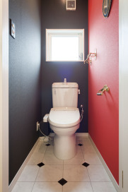 コントラストのはっきりした壁紙で演出したトイレ