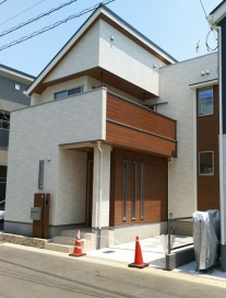 ホワイトと明るいブラウンの外壁材を使ったナチュラルな印象の外観デザイン。外壁材:(ベース)旭トステム「AT-WALL15P」レクタートP(レクタホワイトP)(アクセント)旭トステム「AT-WALL15P」ラスティウッドP(ラスティミドルブラウンP)