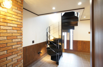 デザイン性のある空間を演出するらせん階段。階下と上階の一体感も生まれます。