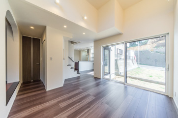 上部が折り上げ天井になっている開放的なLDK。太陽の光が差し込み、心地のよい空間を演出しています。