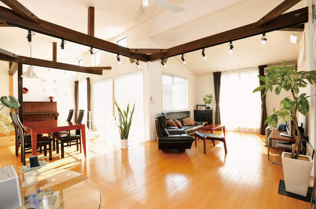 化粧梁が天井までの空間を広々と演出してくれる２階ＬＤＫの家
