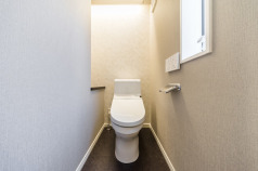 ペーパーなどの在庫も置くことができる収納場所があるトイレトイレ：TOTO「ウォシュレット一体型便器HV」（ホワイト）トイレカウンター：EIDAI「ニューサイクルウッド」（ﾃﾞｨｰﾌﾟﾌﾞﾗｯｸ）