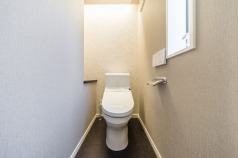ペーパーなどの在庫も置くことができる収納場所があるトイレトイレ:TOTO「ウォシュレット一体型便器HV」(ホワイト)トイレカウンター:EIDAI「ニューサイクルウッド」(ディープブラック)
