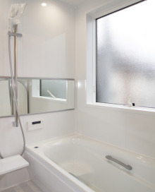 とにかく明るい２階バスルーム。外の気配を感じながら楽しむバスタイムTOTO「サザナ」1616・壁全面パネル（プリエホワイト）・浴槽（ホワイト）・ラウンド浴槽