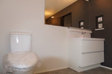 仕切りがなくひろびろとした海外のホテルのような洗面とトイレスペース。・トイレ:LIXIL「ベーシア(BC-BA10S)」(ピュアホワイト)・手洗い:LIXIL「MV」(グロスホワイト)W=900