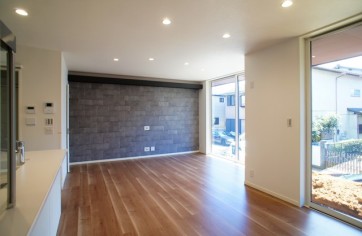 空間を広々と開放的に使ったお住まい。LDKも明るく、心地のよい空間。洗面室もサンルームのようにゆったりとしており、作業がしやすい場所になっています。