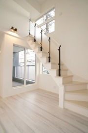 開放的な空間を演出するグルニエへ上がるスタイリッシュなオープン階段・階段手摺：EIDAIオープン手摺（支柱ブラック）