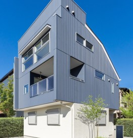 ホワイトとブルーの外壁材のコンビネーションが新鮮なモダンスタイルの外観デザイン・外壁材(ベース):旭トステム「AT-WALL15P」ルミナードロンテP(クリアホワイトP)・外壁材(アクセント):旭トステム「AT-WALL15P」アーバンストライプ16P(カーサブルーP)
