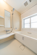 １日の疲れを癒すユニットバス。お掃除などのメンテナンスもラクラク。浴室乾燥暖房機も設置されており、雨の日のお洗濯物も安心・LIXIL「アライズ」1616・アクセントパネル（シャインベージュ）・浴槽（ホワイト）・ラウンドライン浴槽・キレイサーモフロア（ホワイト）