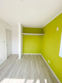 壁を色で遊んだ洋室。見せる収納にして使いやすさをＵＰ。くつろぎの空間になっています。