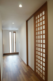 格子のついた建具が「和モダン」な空間を演出してくれます。片引き戸:ラシッサS「LGS2.4M」(クリエラスク)