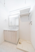 洗濯するのに使用する洗剤なども収納できそうな棚のついた洗面室・TOTO「オクターブ」（ペアホワイトウッド）W=900