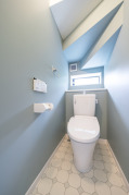 階段下の空間を上手に利用した明るいトイレ。爽やかなインテリアで気持ちのよい場所になっています。・LIXIL「ベーシア」（フチレス）（ピュアホワイト）