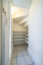 階段下のスペースを上手に活用したシューズインクローゼット・床材（タイル）：LIXILフィネッツア（300角）