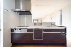 キッチンで家事をしながら家族の様子を見ることができるので、キッチンに立つのがますます楽しくなりそうです。〇キッチン：タカラスタンダード「OFELIA」（TJK10126C）W=2550・アクリル人大天板（ソリッドライトグレー）・深型食洗器付（EW-45RD1S）