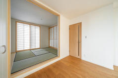 LDKから和室を見た感じです。来客時に使用できるだけでなく、お洗濯物を畳んだり、アイロンがけなどの家事室としても活躍!!