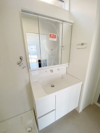 LDK脇に設置されている洗面室。・LIXIL「MV」（グロスホワイト）W=900