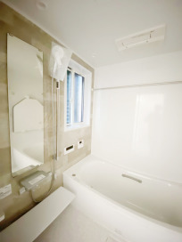 1日の疲れを癒すユニットバス・TOTO「サザナHS」S1616・アクセントパネル（パティオベージュ）・浴槽：ホワイト・クレイドル浴槽・床材：ラグ調（ホワイト）