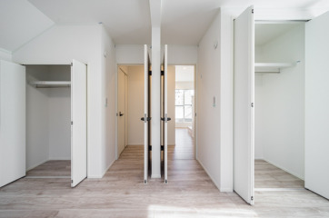 ２ドアと２クローゼットを設置した可変空間の洋室。お子様の成長にあわせて仕切りを設置し、小さな時は大きな１つの空間として使い、大きくなったら仕切りをして２つの部屋として使用できて便利です。・室内ドア：EIDAI「スキスムＴ」（フェミニングレージュ柄）
