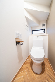 階段下のスペースを上手に利用したトイレ。ペーパーホルダーまで木目調でおしゃれな雰囲気を演出！！・TOTO「ZJ1」（フチなしトルネード洗浄）（ホワイト）