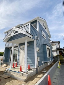 アメリカンな風が吹き抜けるようなかわいい雰囲気の外観。