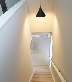 ほの明るい照明が心地のよい空間を演出する階段