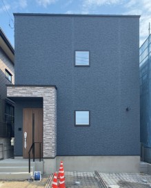 ストライプのサイディングを使いシャープさを表現したモダンスタイルの外観デザイン外壁材（ベース）：・KMEWネオロック親水16ディレクト―ン（MWアトランティックブルー）外壁材（アクセント）：・KMEWネオロック光セラ16セラトピアニュ―インブレース（QFインブレースチタングレー）