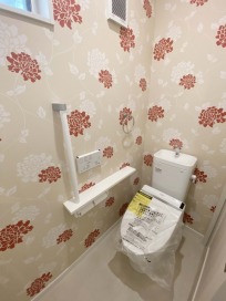 暗くなりがちな空間を華やかにする大きなお花の壁紙トイレ:TOTO「CS340B」(ホワイト)壁紙(アクセント):リリカラ(BL-1913)