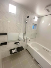 タカラスタンダード「リラクシア」1620・アクセントパネル（マーブルホワイト）・浴槽：ホワイト・ラウンド浴槽（ベンチ付）