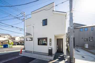 ホワイトの外壁材を全面にシンプルな印象の外観です。・外壁材:旭トステム「AT-WALL15P」アールボーダーP(アルボホワイトP)