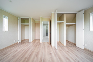 床材を替えた1階洋室は２ドアルーム仕様に・床材：EIDAIアトムジェニックフォースメープル・室内ドア：LIXILLAE(クリエペール）
