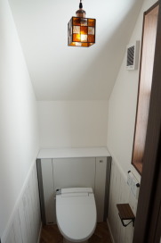 トイレも照明と腰板、ペーパーホルダーもこだわっておしゃれな空間に！LIXIL「ベーシアピタ」YBC-BA10S(ピュアホワイト/ホワイト）アクアセラミック・フチレス