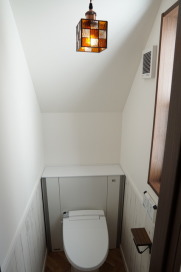 トイレも照明と腰板、ペーパーホルダーもこだわっておしゃれな空間に!LIXIL「ベーシアピタ」YBC-BA10S(ピュアホワイト/ホワイト)アクアセラミック・フチレス