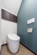 トイレは、ペーパーやトイレのお掃除道具など収納可能な物入が設置されており、スッキリとした空間になっています。