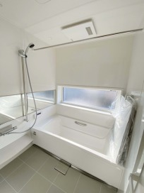 1日の疲れを癒すユニットバス・タカラスタンダード「リラクシア」1616・アクセントパネル（ホワイト）・浴槽：ホワイト・スクエア浴槽・床：ホワイトグレー