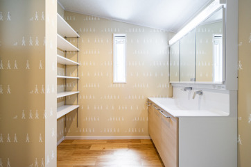 キッチン近くに配置した洗面室には、オープンタイプのリネン収納棚を造り付けました♪こちらの壁紙にもウォーリーが！！・壁紙：シンコールBA5548