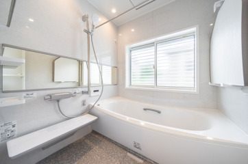 1日の疲れを癒すユニットバス。TOTO「SAZANA」Sタイプ・壁パネル（4面同色）：コムホワイトグレー・魔法瓶浴槽：ホワイト・クレイドル浴槽