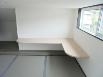 テレワークをする場所として活躍してくれる造り付けのカウンター床材:DIKEN「健やかおもて清流」(銀鼠色)