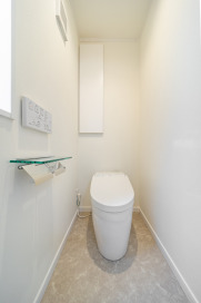 タンク一体型のトイレ。壁に収納棚もついており、買い置きのペーパーなどもしかり収納できます。・トイレＴＯＴＯ「ＮＪ1」：ホワイト・トイレ棚：ホワイト・ペーパーホルダーカワジュン「ＳＣ-27Ｍ-ＸＣ」